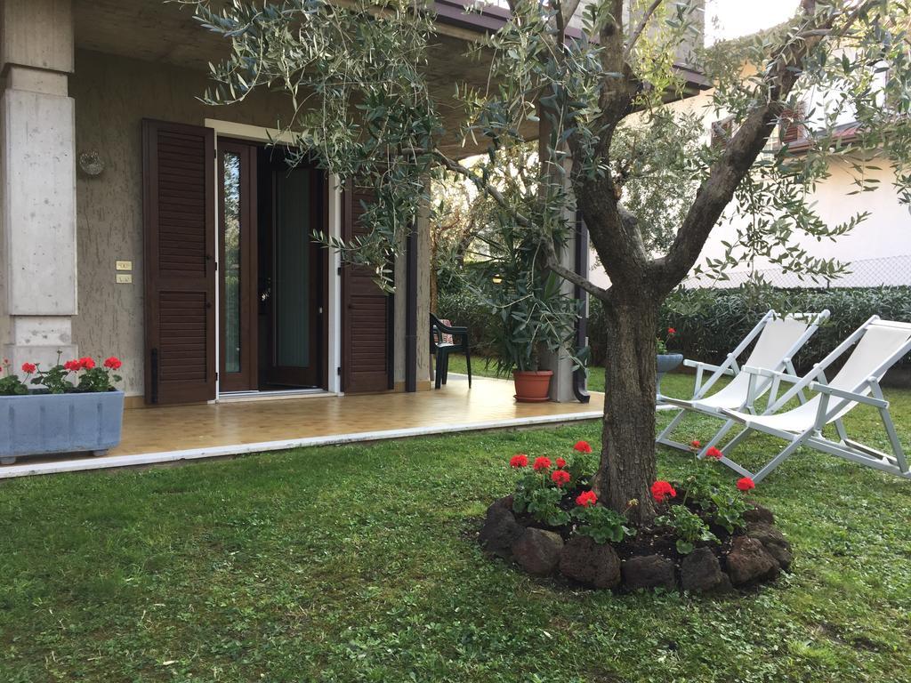 Casa Mary Due - Trilocale Con Giardino Privato A Due Passi Dal Lago Sirmione Extérieur photo