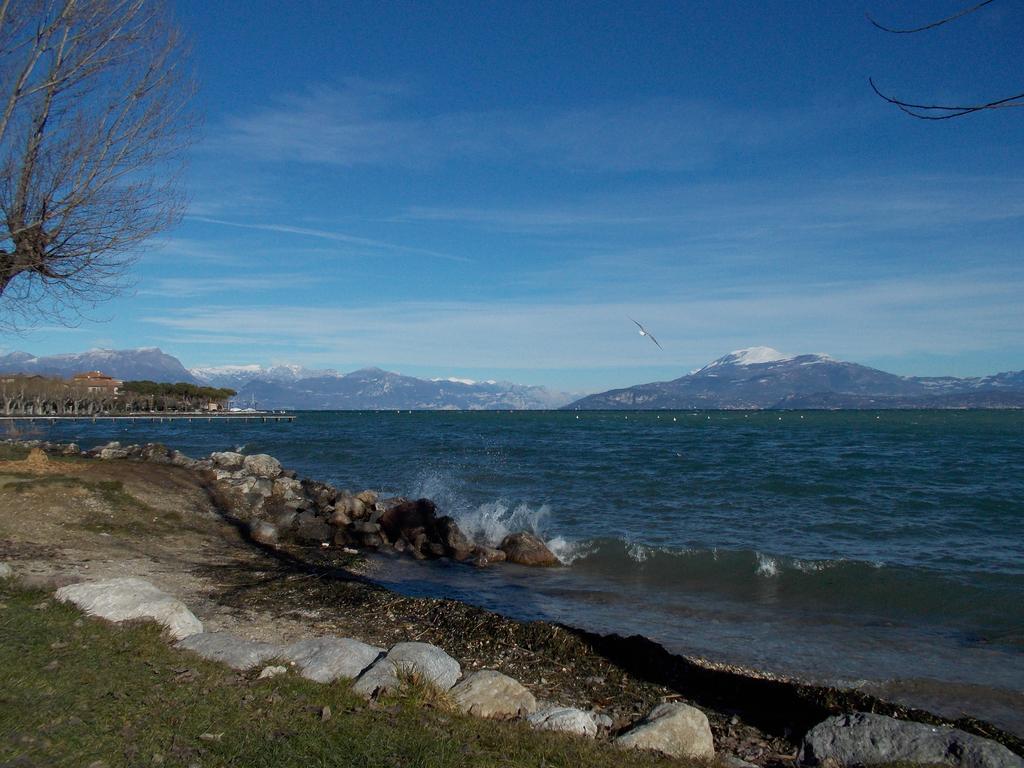 Casa Mary Due - Trilocale Con Giardino Privato A Due Passi Dal Lago Sirmione Extérieur photo