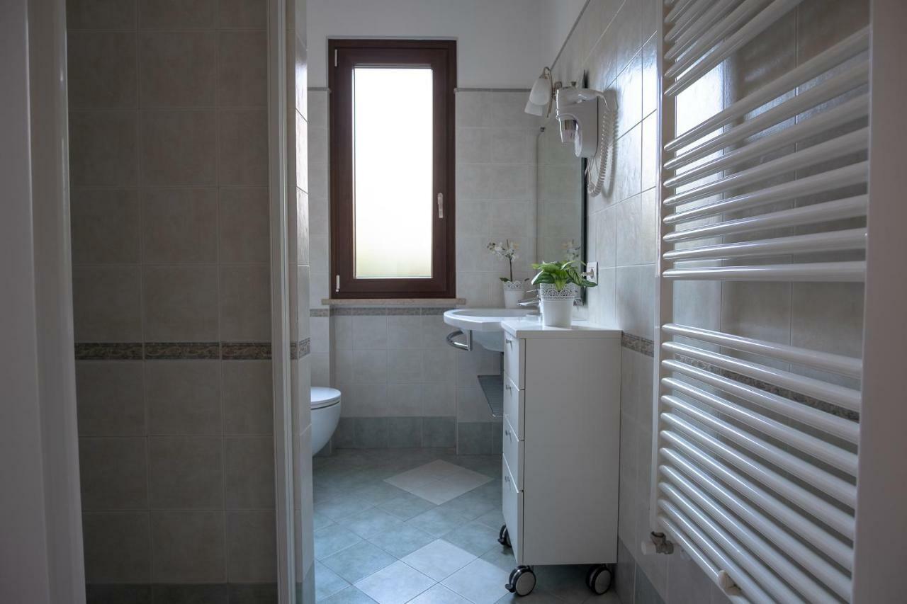 Casa Mary Due - Trilocale Con Giardino Privato A Due Passi Dal Lago Sirmione Extérieur photo