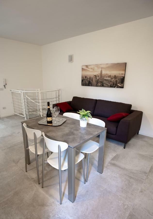 Casa Mary Due - Trilocale Con Giardino Privato A Due Passi Dal Lago Sirmione Extérieur photo
